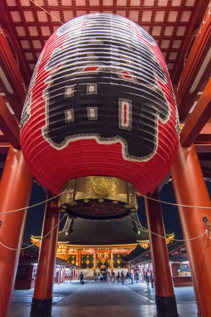 Giant red lantern under the Kaminarimon 