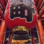 Giant red lantern under the Kaminarimon