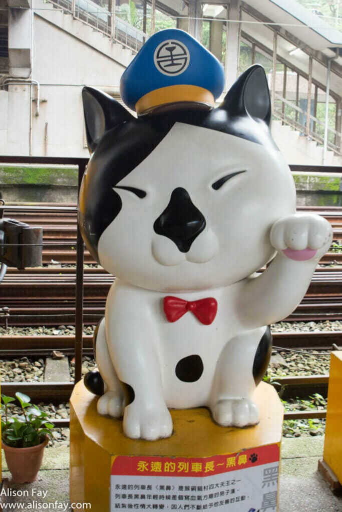 Cat mascot at Houtong Station
