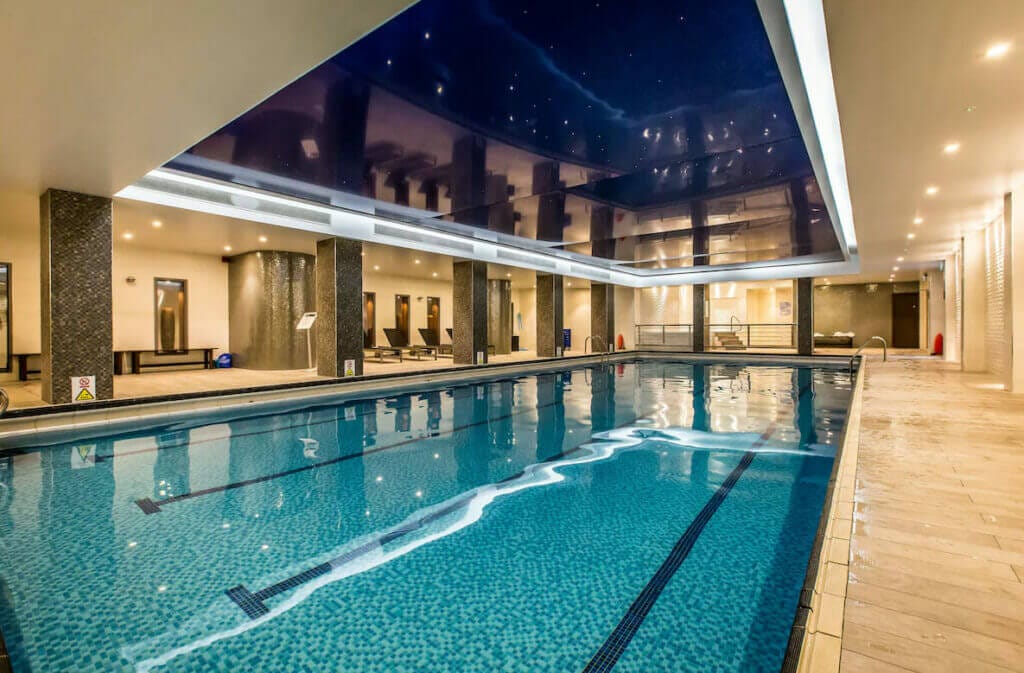 The indoor swimming pool inside the Holiday Inn hotel on Kengsinton highstreet