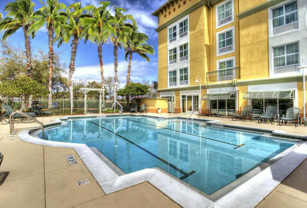 Photo of the outdoor swimming pool at th Fairfield Marriot hotel in Destin