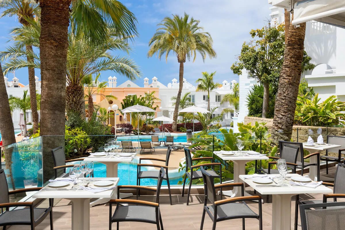 Outdoor dining area at Lagos de Fañabé Beach Resort