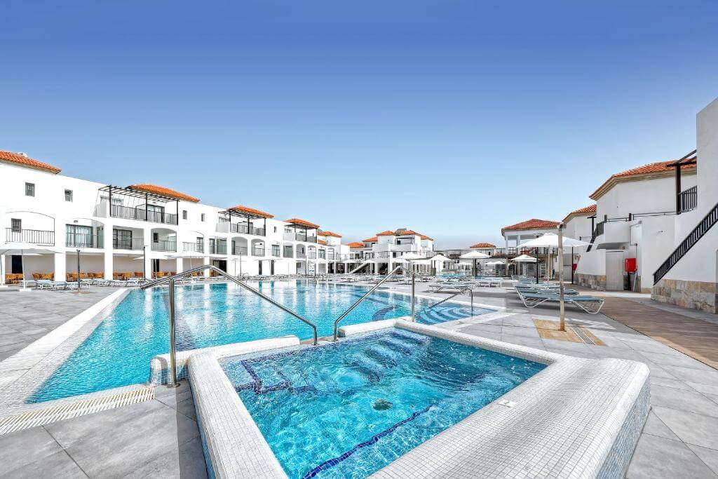 Broncemar Beach Hotel Outdoor Pool