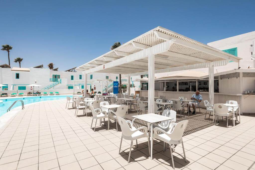 Outdoor eating area at Smy Tahona Fuerteventura